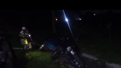 Kaget Teriakan Istri, Mobil Kijang Nyungsep ke Selokan di Cileungsi