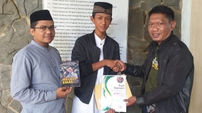 Santri SMP Skoba Madani Parung dapat Piagam Penghargaan dari Forum Jurnalis