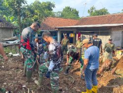 Satpol PP Kemang Bersama TNI Gotong Royong Bersihkan Material Longsor