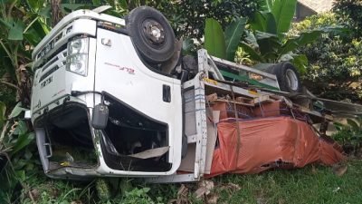 Nggak Kuat Nanjak, Truk Bermuatan Genting Nyungsep ke Jurang Ditanjakan ‘Ciluk Ba’ Sukamakmur