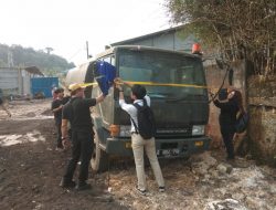 Sidak PT BBL, DLH Kabupaten Bogor Pasang PPLH Line di Mobil Bermuatan Limbah