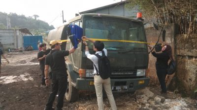 Sidak PT BBL, DLH Kabupaten Bogor Pasang PPLH Line di Mobil Bermuatan Limbah