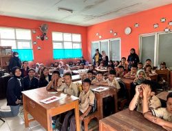 Mahasiswa IPB University Ajari Siswa SDN 3 Cadas Leueur Cara Bijak Gunakan Gadget