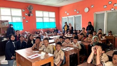 Mahasiswa IPB University Ajari Siswa SDN 3 Cadas Leueur Cara Bijak Gunakan Gadget