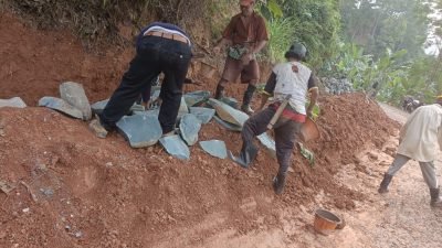 Material Peningkatan Jalan Sirnarasa-Bantarkuning Dinilai Tidak Sesuai Spek