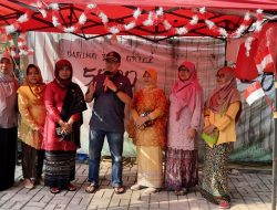 Irvan Baihaqi Dewan Acungi Jempol UMKM Desa Ragajaya Meriahkan Gebyar Bazar Kemerdekaan