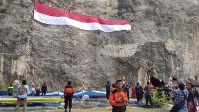 Bendera Merah Putih Sepanjang 30 Meter Berkibar di Goa Lalay