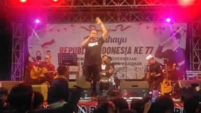 Gebyar HUT RI, Kades Tonjong Nur Hakim Lantunkan Lagu Jamrud