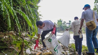 Meriahkan HUT RI Ke-77, IHGMA Bersama Bima Arya Bebersih Sungai Ciliwung