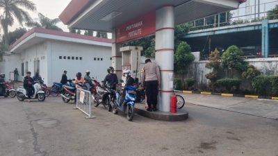 Petugas Polsek Gunung Putri Cek Sejumlah SPBU Guna Antisipasi Panic Buying Pasca Kenaikan Harga BBM
