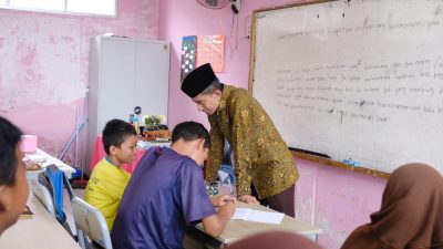 Bakal Direhab, Wakil Ketua DPRD Agus Salim Tinjau Bangunan SDN Cipayung 02