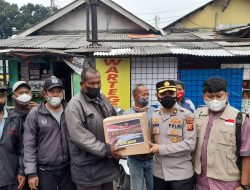 Satlantas Polres Bogor Bagikan Paket Sembako Kepada Ojol dan Sopir Angkot Terdampak Kenaikan BBM