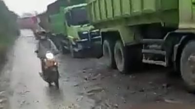 Awas! Badan Jalan Jembatan Leuwiranji Licin, Jalur Rumpin-Gunung Sindur Rusak Parah