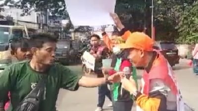 Warga Rebut Mikrofon Saat Anggota Dewan PKS Orasi Tolak BBM Naik, Ada Apa?