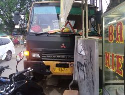 Alami Rem Blong, Truk Bermuatan Gorong-Gorong Hantam Klinik dan Sepeda Motor di Wanaherang
