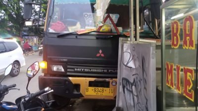 Alami Rem Blong, Truk Bermuatan Gorong-Gorong Hantam Klinik dan Sepeda Motor di Wanaherang