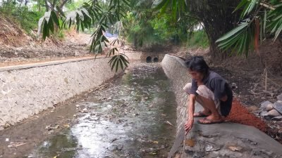 Lahannya Terpakai Untuk Bangun Drainase Oleh Kontraktor, Waga Cicadas Ini Ngeluh