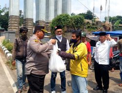 Peduli, Kapolres Bogor dan Sekda Bagikan Paket Sembako ke Pengemudi Ojol