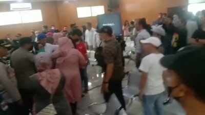 Tak Terima Divonis 4 Tahun Penjara, Pendukung Ade Yasin Rusuh