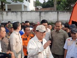 Kunjungi Lokasi Pergeseran Tanah di Bojong Koneng, Prabowo Bakal Bangunkan Rumah Korban Rusak Parah