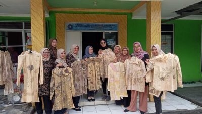 Kunjungi Pembuatan Batik Eco Print Desa Gunung Putri, Ketua Persit Koramil 0621 Beri Apresiasi