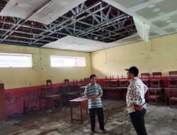 Tinjau SDN 06 Tlajung Udik Yang Atapnya Jebol, Achmad Fathoni Minta Disdik Segera Turun Tangan