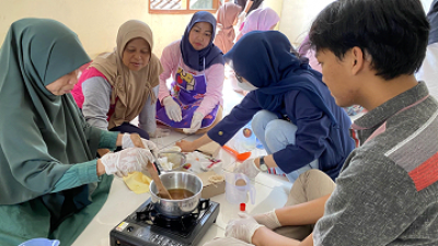 Mahasiswa IPB University Latih Emak-emak Cara Buat Lilin Aromaterapi dan Sabun dari Minyak Jelantah