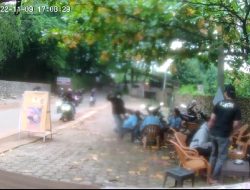 Sekelompok Remaja Terekam CCTV Bawa Celurit Lakukan Penyerangan Terhadap Pelajar di Warkop Cicadas