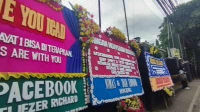 Karangan Bunga Dukungan ke Bharada E Hiasi PN Jaksel, Minta Diterapkan Pasal 51 Ayat 1