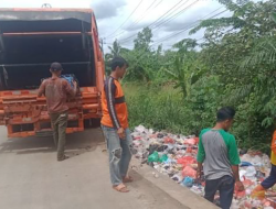 BIDANG PENGELOLAAN PERSAMPAHAN MELALUI UNIT PELAYANAN TEKNIK (UPT) VII WILAYAH JASINGA BAHU MEMBAHU MELAKUKAN KEGIATAN OPERASI BERSIH SAMPAH LIAR DI SEPANJANG JALAN RAYA CIGUDEG DESA KALONG SAWAH KECAMATAN JASINGA