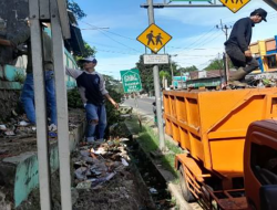 Tanggapi Laporan Warga, Bidang Pengelolaan Persampahan DLH Kabupaten Bogor Melalui UPT VII Jasinga Bersihkan Sampah yang Menumpuk