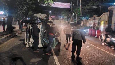 Pengemudi Ngantuk, Mobil Box Terguling Depan Kantor Polsek Cileungsi