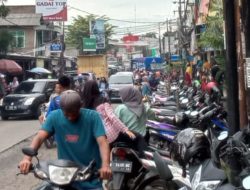 Parkiran Pasar Niaga Wanaherang Pakai Bahu Jalan, Kerap Timbulkan Kemacetan