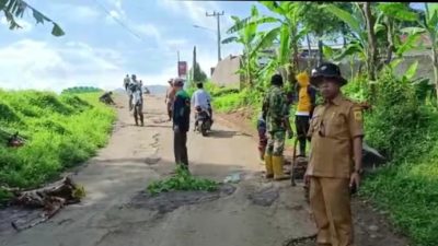 Jelang Nataru, Pemdes Wargajaya Bersama Pengusaha Wisata Tambal Jalan Rusak