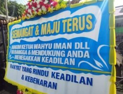 Karangan Bunga Dukungan untuk Majelis Hakim Terpampang di PN Jaksel