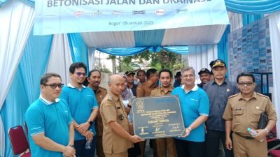 Lewat CSR PT Suntory Garuda, Betonisasi Jalan Desa dan Drainase di Desa Cicadas Dibangun