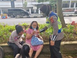 Dengan Sigap, Polantas Polresta Bogor Kota Ini Tolong Ibu Pejalan Kaki Saat Terjatuh