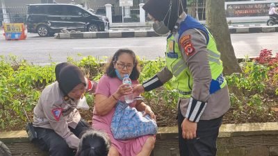 Dengan Sigap, Polantas Polresta Bogor Kota Ini Tolong Ibu Pejalan Kaki Saat Terjatuh