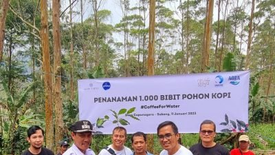 Hari Sejuta Pohon, Danone-AQUA Tanam 1000 Pohon Kopi Sigarar Utang di Cupunagara