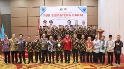 Atal S Depari Lantik Basril Basyar sebagai Ketua PWI Sumbar