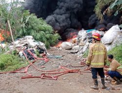 Lapak Penggilingan Plastik di Gunung Putri Ludes Dilalap Si Jago Merah