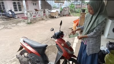 Emak-Emak di Gunung Putri Adu Mulut Dengan Debt Collector