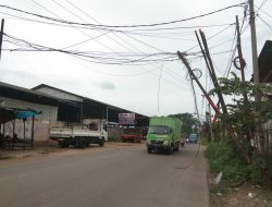 Waspada! Tiang Jaringan di Jalan Bojong Nangka Ini Nyaris Roboh, Bahayakan Pengendara