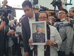 Ibunda Brigadir J Bawa Foto Sang Anak Hadir di Sidang Vonis Sambo dan Putri Candrawathi