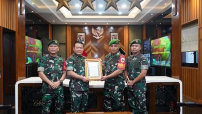 KSAD Dudung Berikan Penghargaan Babinsa yang Gagalkan Peredaran Ganja di Cibinong