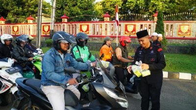 Resimen II Paspelopor Brimob Kedung Halang Bagikan Takjil