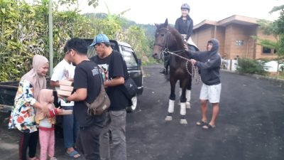 Bareng Atlet Berkuda Nasional, AJB Bagi-Bagi Takjil dan Santunan Anak Yatim