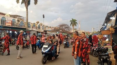 PAC Pemuda Pancasila Gunung Putri Bagikan 600 Paket Takjil Untuk Warga