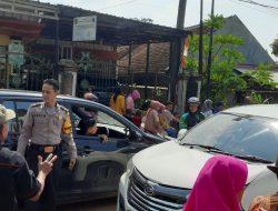 Polsek Tenjo Urai Kemacetan di Wisata Religi