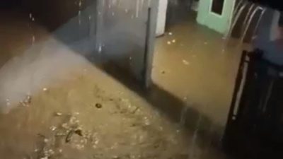 Breaking News, Sungai Cidurian Meluap, Sejumlah Warga di Sukajaya Ungsikan Barang Berharga